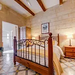 Prázdninový dům Timeless 3br Townhouse With Hot Tub Sliema