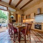 Timeless 3br Townhouse With Hot Tub Semesterbostad *