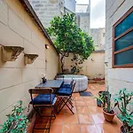 Timeless 3br Townhouse With Hot Tub Prázdninový dům Sliema