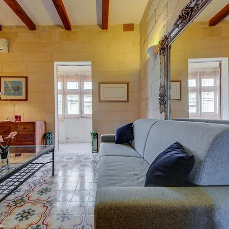 Timeless 3br Townhouse With Hot Tub Semesterbostad Sliema