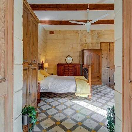 Semesterbostad Timeless 3br Townhouse With Hot Tub Sliema