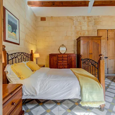 Semesterbostad Timeless 3br Townhouse With Hot Tub Sliema