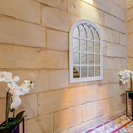 Semesterbostad Timeless 3br Townhouse With Hot Tub Sliema