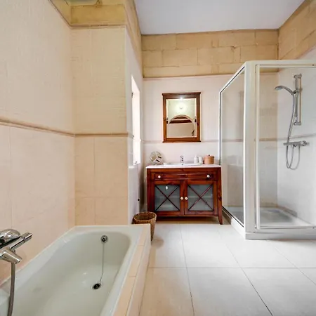 Timeless 3br Townhouse With Hot Tub Semesterbostad