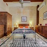 Timeless 3br Townhouse With Hot Tub Nyaraló Sliema