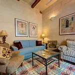 Timeless 3br Townhouse With Hot Tub
