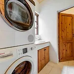 Timeless 3br Townhouse With Hot Tub Слима