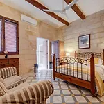 Timeless 3br Townhouse With Hot Tub *
