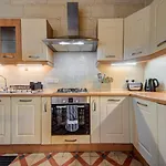 Nyaraló Timeless 3br Townhouse With Hot Tub Sliema