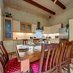 Timeless 3br Townhouse With Hot Tub Nyaraló *