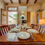 Дом отдыха Timeless 3br Townhouse With Hot Tub Слима