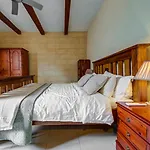 Timeless 3br Townhouse With Hot Tub * Слима