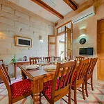 Nyaraló Timeless 3br Townhouse With Hot Tub Sliema