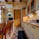 Timeless 3br Townhouse With Hot Tub * Sliema