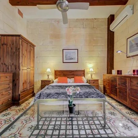 Timeless 3br Townhouse With Hot Tub Tatil Evi Sliema