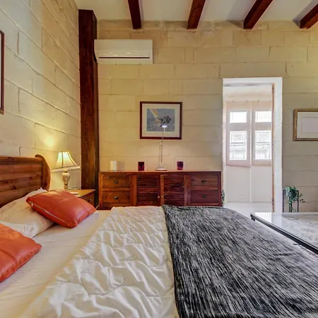 Timeless 3br Townhouse With Hot Tub * Sliema