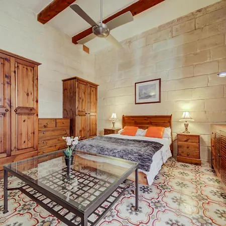 Tatil Evi Timeless 3br Townhouse With Hot Tub Sliema