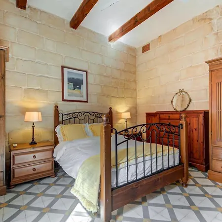 Tatil Evi Timeless 3br Townhouse With Hot Tub
