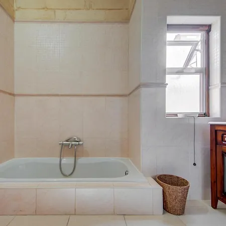 Tatil Evi Timeless 3br Townhouse With Hot Tub Sliema