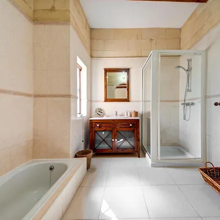 Tatil Evi Timeless 3br Townhouse With Hot Tub Sliema