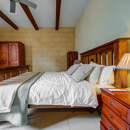Timeless 3br Townhouse With Hot Tub * Sliema