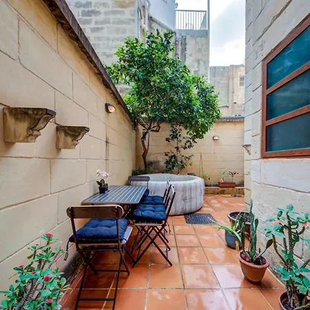 Timeless 3br Townhouse With Hot Tub Tatil Evi Sliema