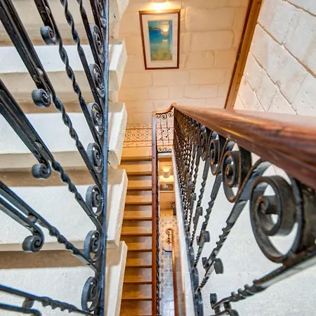 Timeless 3br Townhouse With Hot Tub Sliema